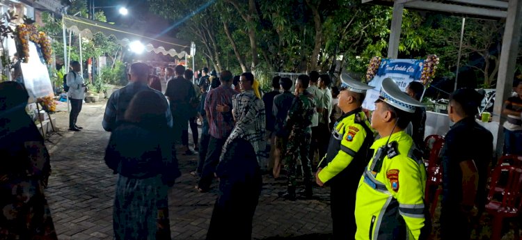 Wujud Sinergitas dan Pelayanan Humanis, Polsek Krian Laksanakan Pengamanan Pemakaman Anggota TNI