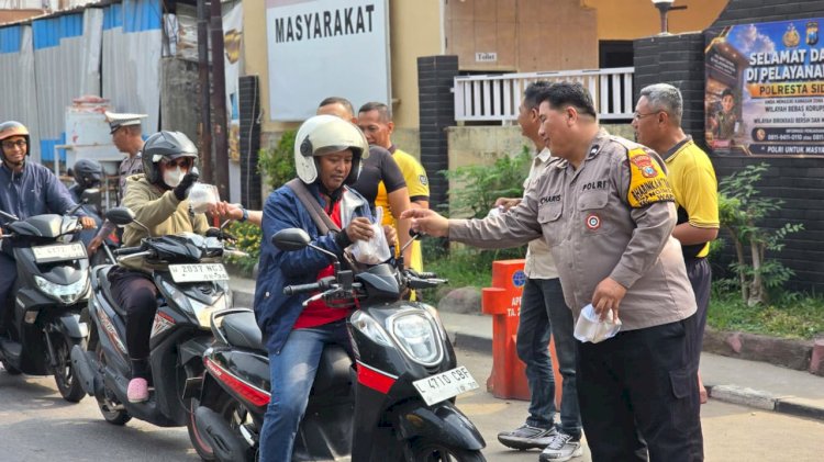 Jumat Berkah Polsek Waru Bagikan 100 Paket Makanan dan Minum untuk Masyarakat