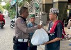 Polisi-Peduli,-Jelang-Berbuka-Puasa-Polrestabes-Surabaya-Patroli-Sambil-Berbagi