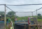 Kanit-Binmas-Polsek-Krian-Tinjau-Budidaya-Ikan-Nila-di-P2B-Bumdes-Kraton-Dukung-Program-Ketahanan-Pangan